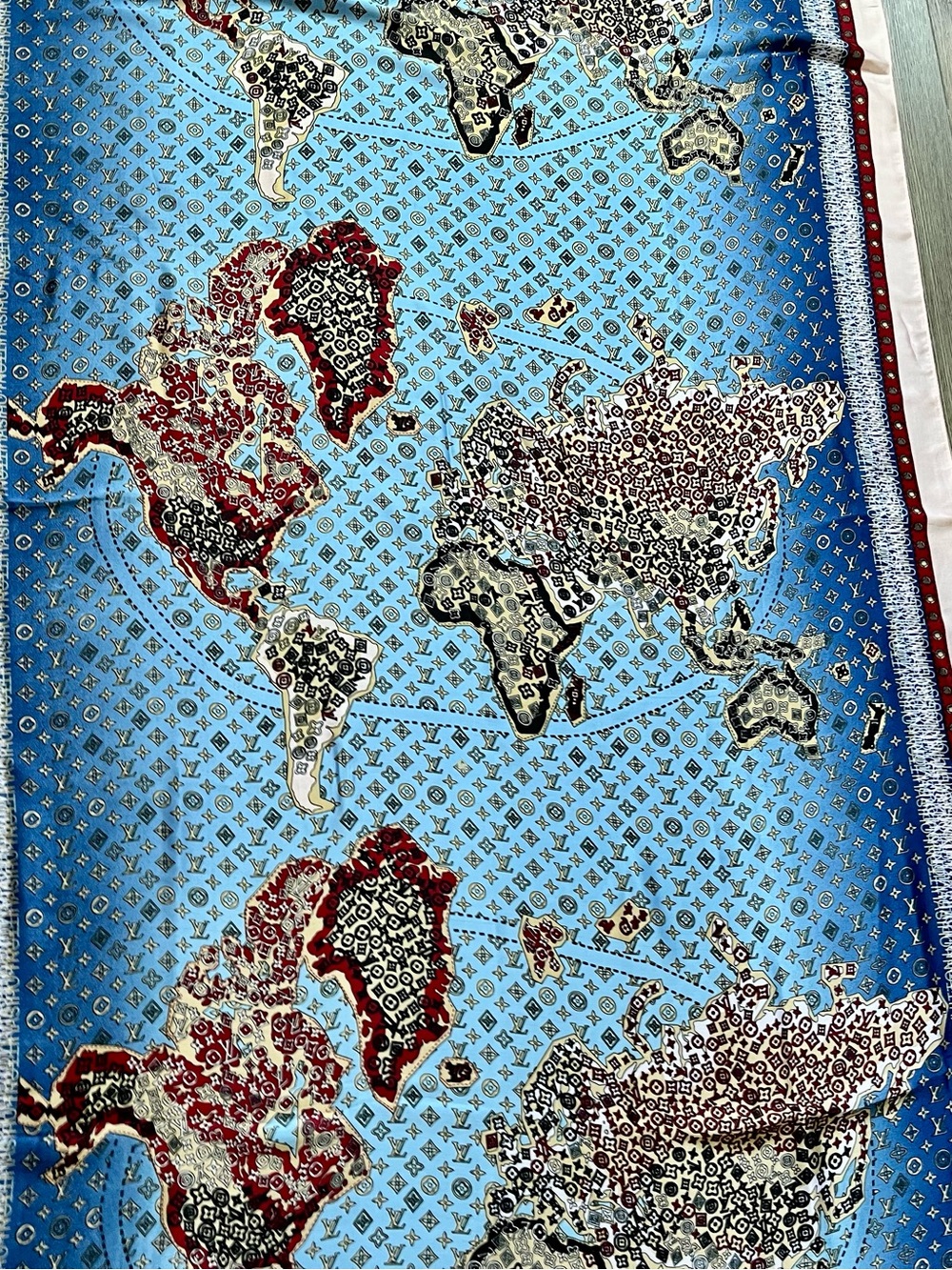 100 % silk Blue, Pink & Burgundy World Map scarf 35/70 inches - Picture 5 of 11